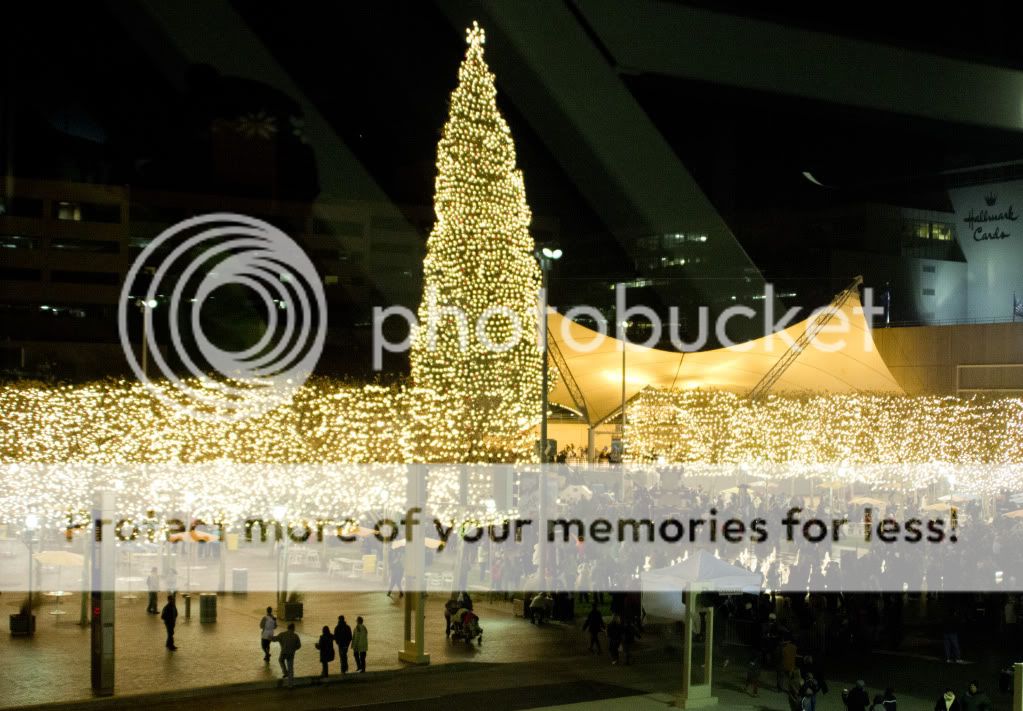 IMAGE: http://i313.photobucket.com/albums/ll385/kscuda/misc/2012CrownCenterChristmasLighting20121123_0206_zps16aa9f61.jpg